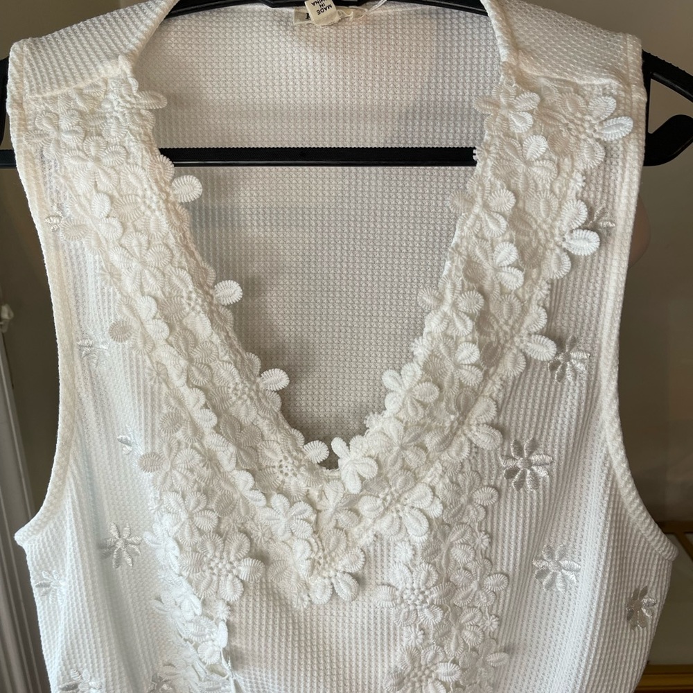 NWT Choice of 3-D flowered white or light terracotta color POL cropped top L